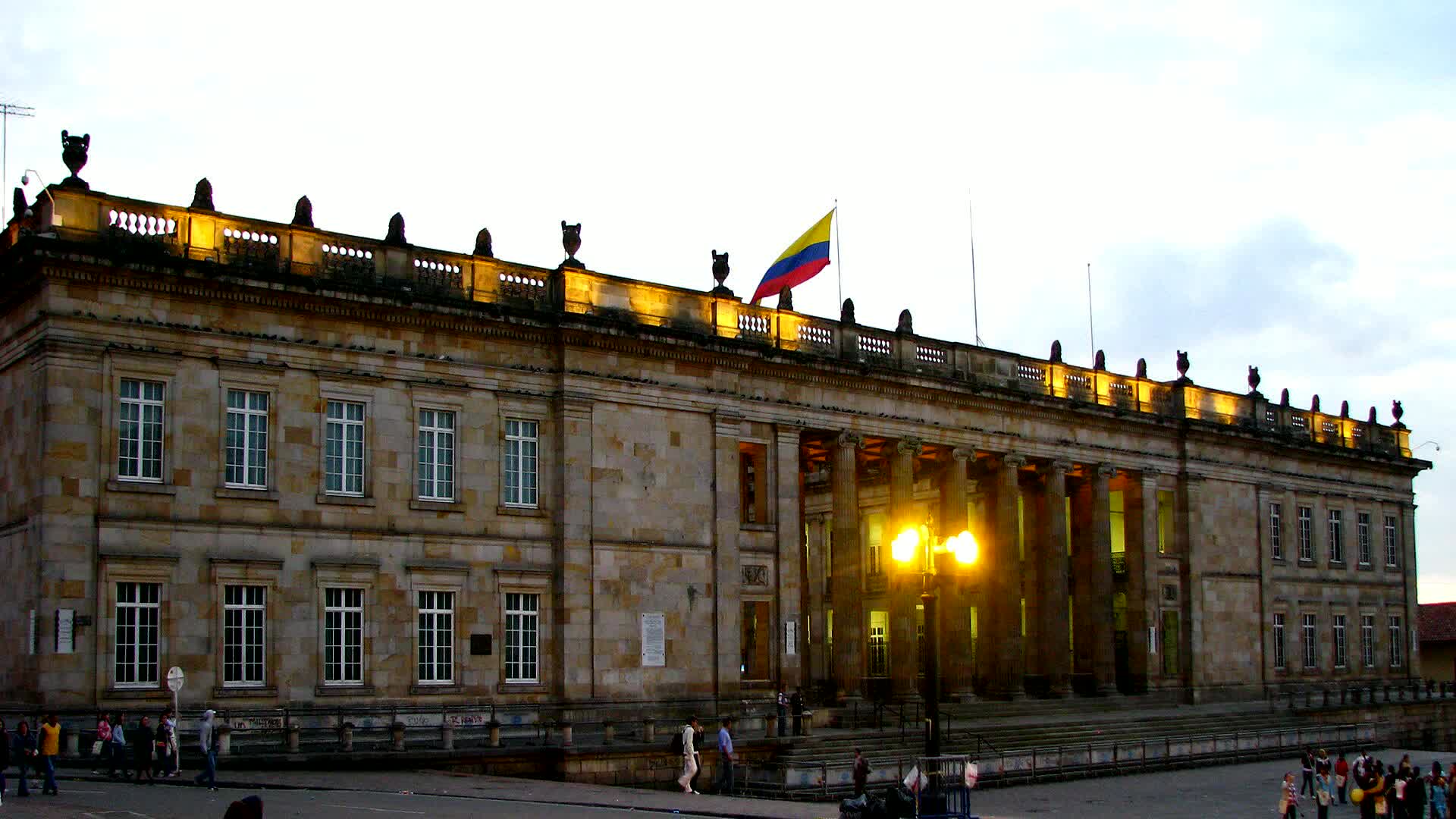 Fachada monumental exterior del Congreso de la República de Colombia en la Plaza de Bolívar